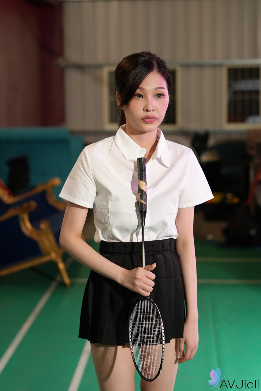 放荡女士穿着像中国连衣裙一样的透明内衣在亲吻和吞咽口水时喜欢热他妈的.png