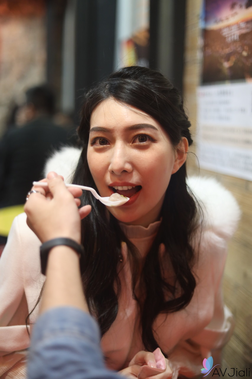 放荡女士穿着像中国连衣裙一样的透明内衣在亲吻和吞咽口水时喜欢热他妈的.png
