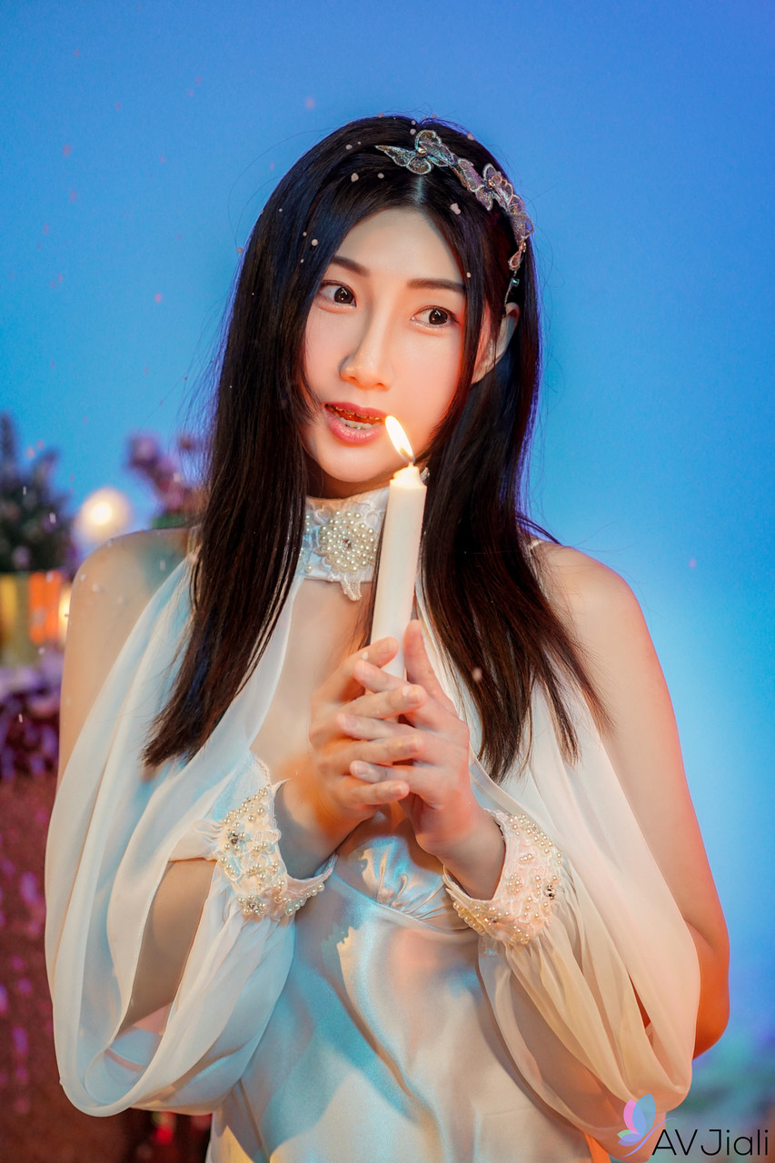 放荡女士穿着像中国连衣裙一样的透明内衣在亲吻和吞咽口水时喜欢热他妈的.png